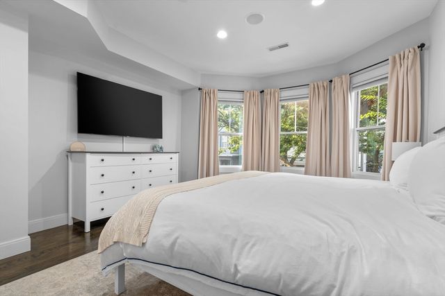 724 E 2nd St 2, Boston, MA 02127