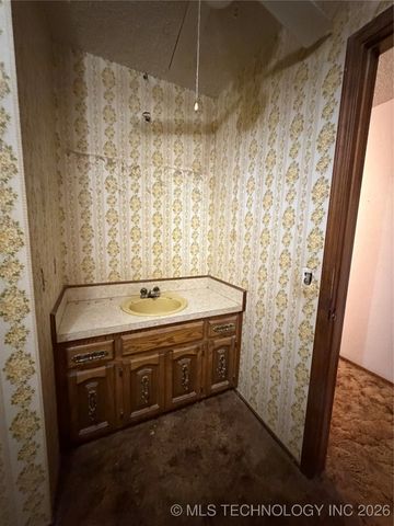 609 Cherokee, Hartshorne, OK 74547