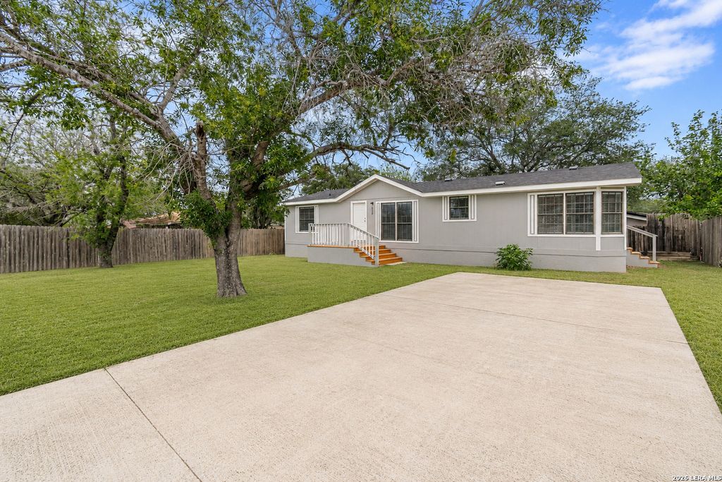 938 Patricia Ann Dr, Poteet, TX 78065