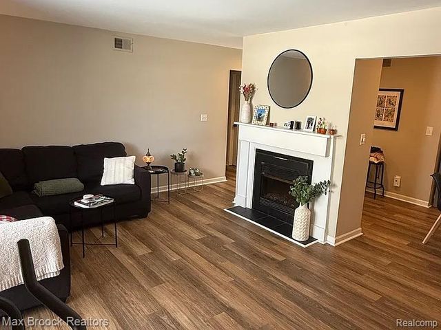 42556 Plymouth Hollow Drive, Plymouth, MI 48170
