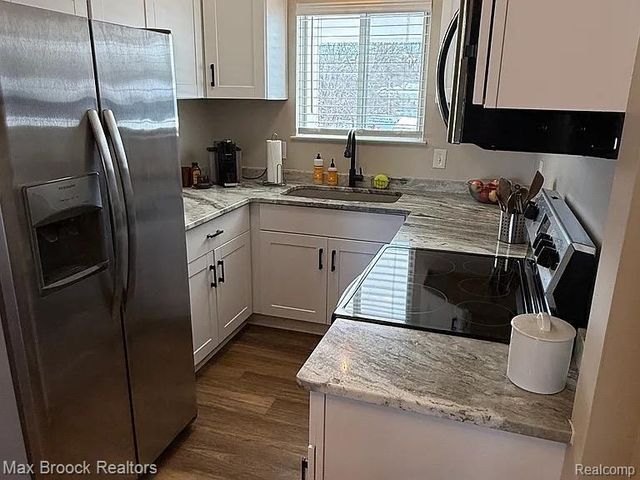 42556 Plymouth Hollow Drive, Plymouth, MI 48170