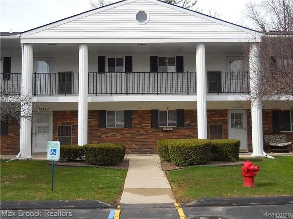 42556 Plymouth Hollow Drive, Plymouth, MI 48170