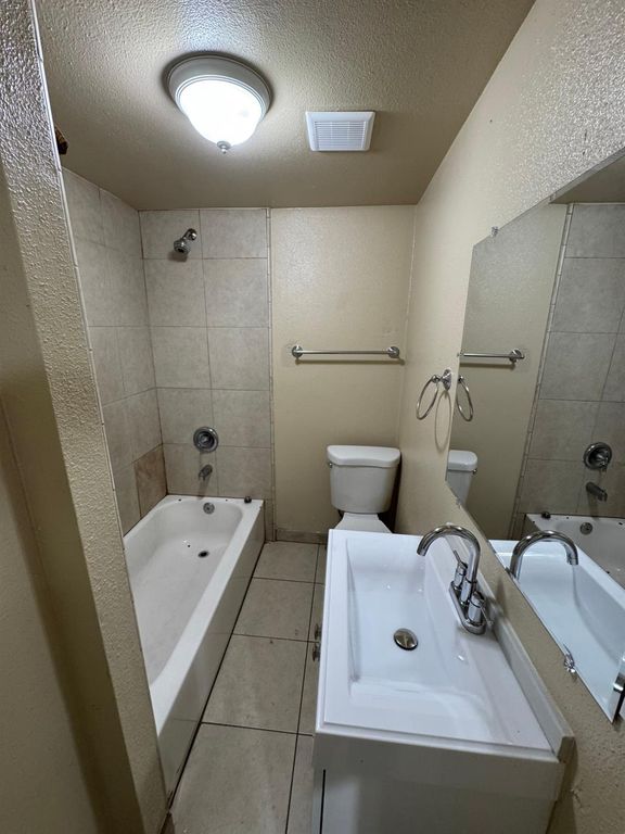 Image 11 of property listing at 4703 E El Monte Way, Fresno, CA 93702