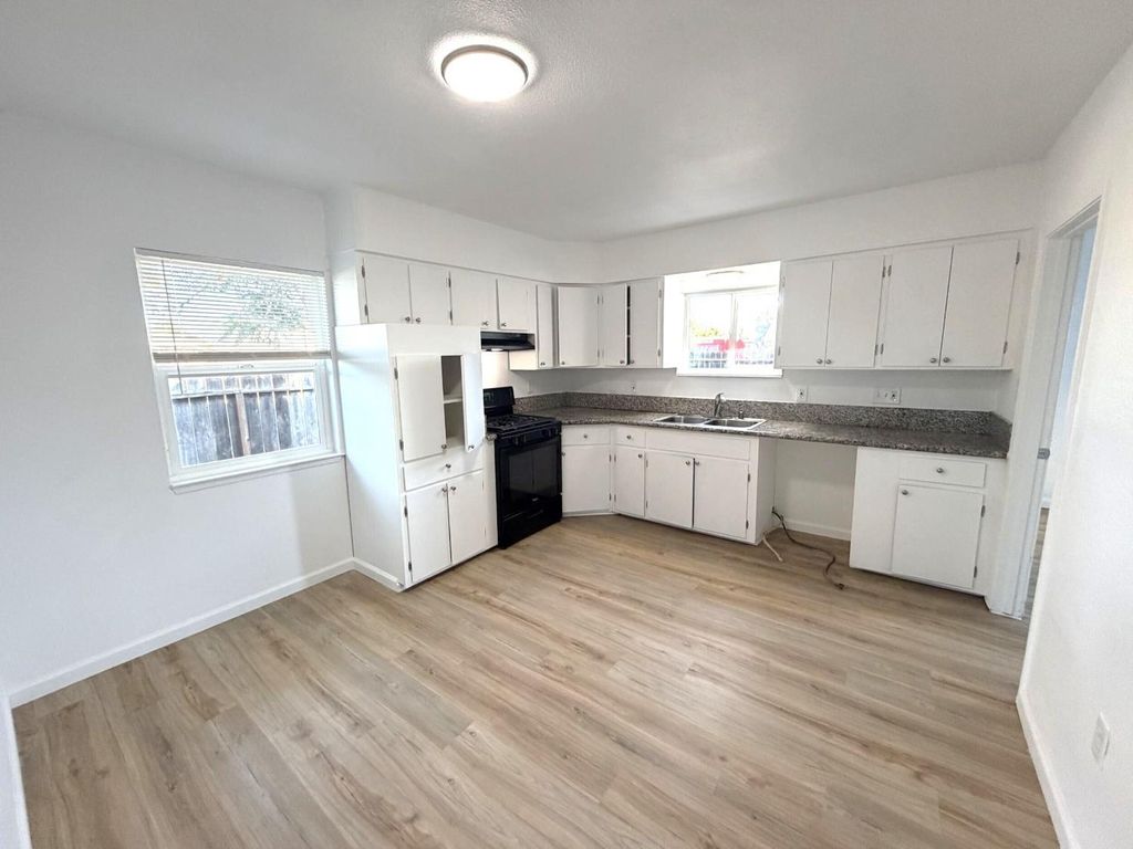 Image 2 of property listing at 4703 E El Monte Way, Fresno, CA 93702
