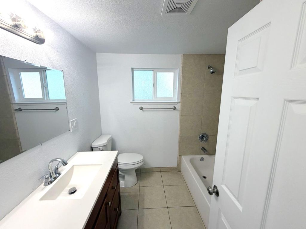 Image 3 of property listing at 4703 E El Monte Way, Fresno, CA 93702