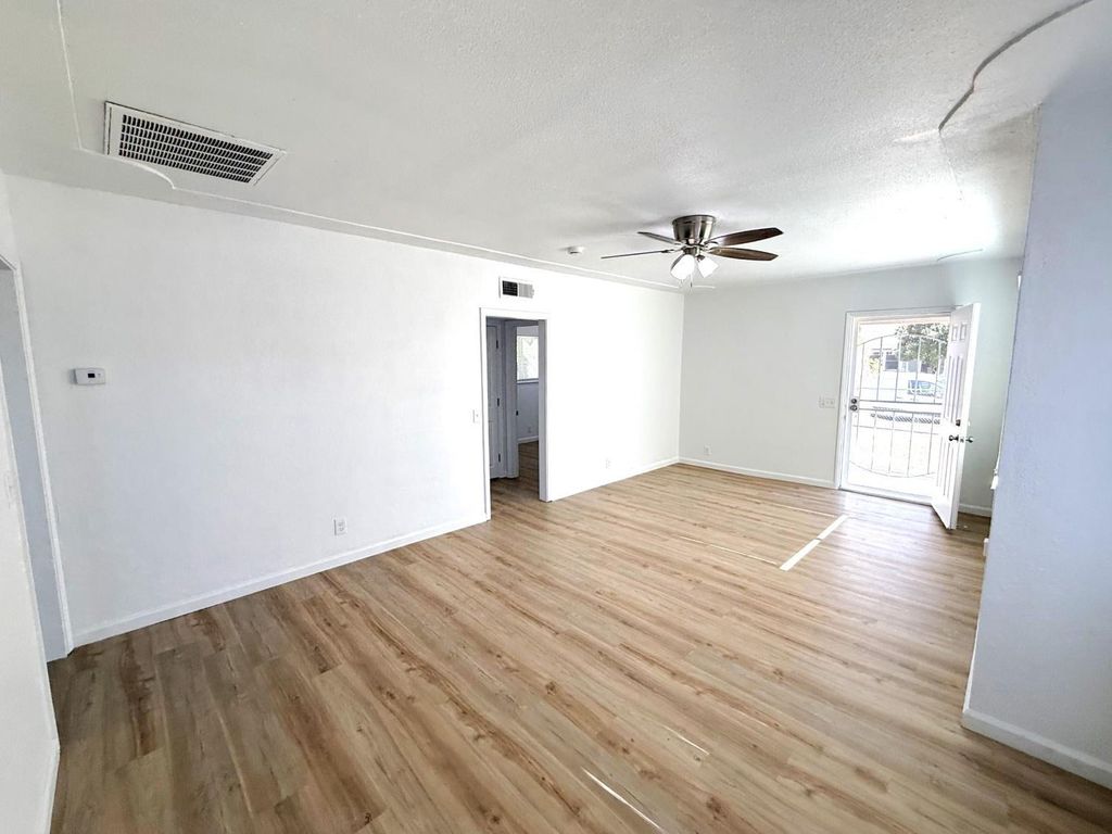 Image 5 of property listing at 4703 E El Monte Way, Fresno, CA 93702