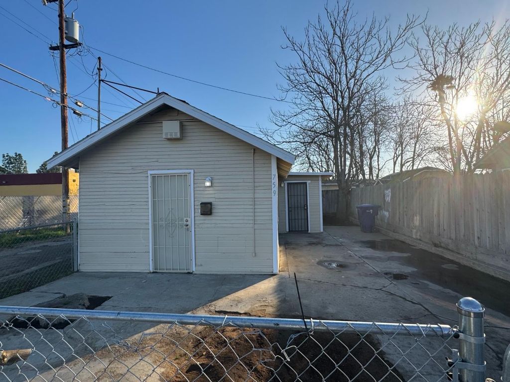 Image 7 of property listing at 4703 E El Monte Way, Fresno, CA 93702