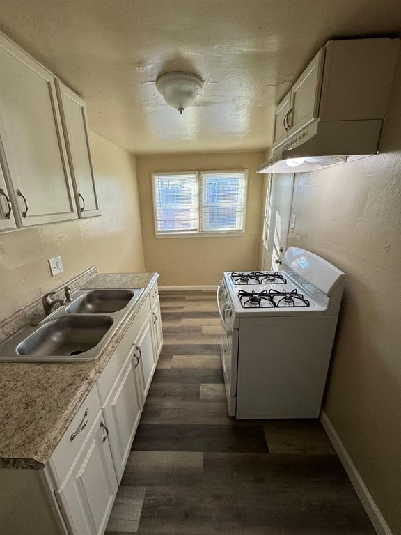 Image 8 of property listing at 4703 E El Monte Way, Fresno, CA 93702