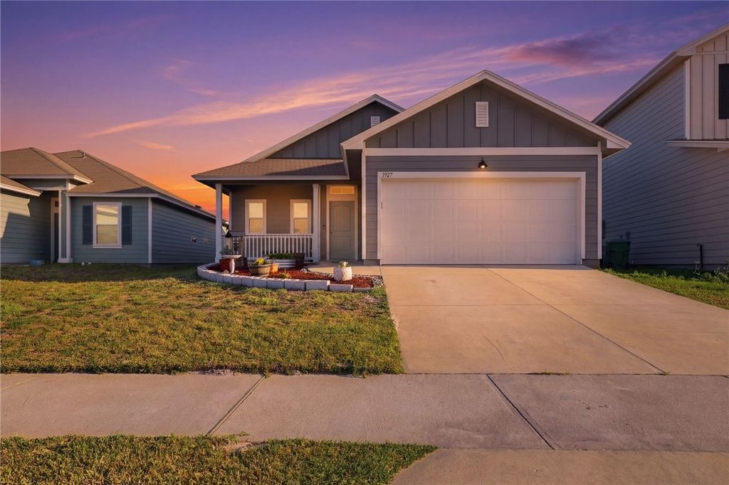 1927 Estes Flats Dr, Aransas Pass, TX 78336