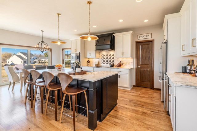 W79N417 Ridgeway LANE, Cedarburg, WI 53012