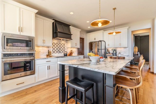 W79N417 Ridgeway LANE, Cedarburg, WI 53012