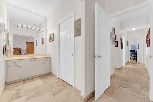 9125 NW 172nd Ter, Hialeah, FL 33018