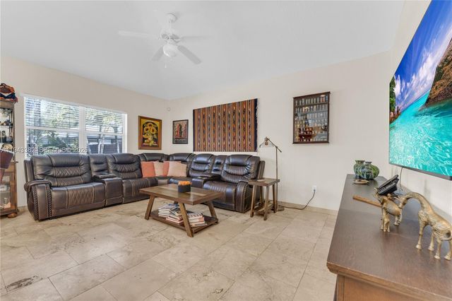 9125 NW 172nd Ter, Hialeah, FL 33018