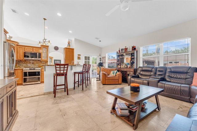 9125 NW 172nd Ter, Hialeah, FL 33018