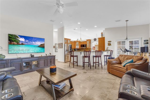 9125 NW 172nd Ter, Hialeah, FL 33018