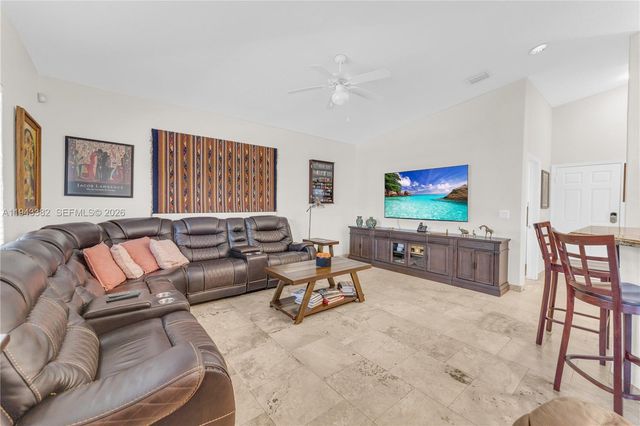 9125 NW 172nd Ter, Hialeah, FL 33018