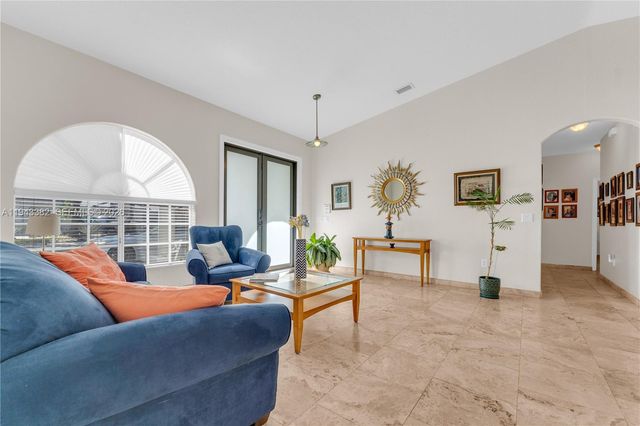 9125 NW 172nd Ter, Hialeah, FL 33018