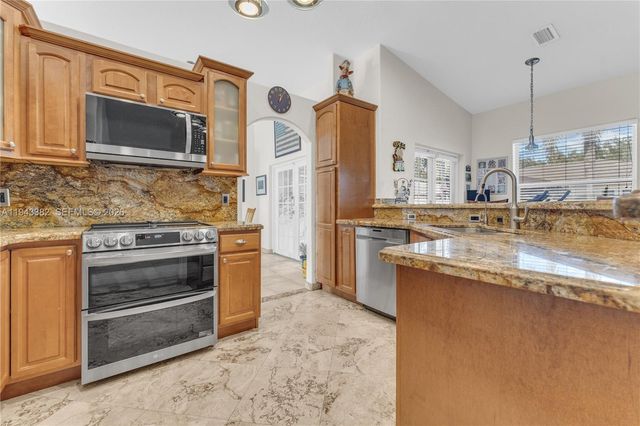 9125 NW 172nd Ter, Hialeah, FL 33018