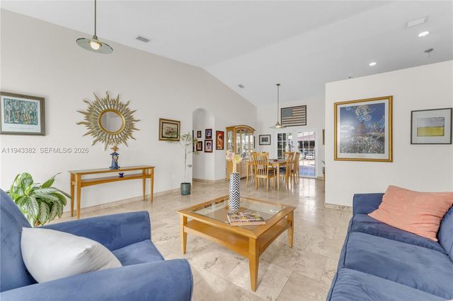 9125 NW 172nd Ter, Hialeah, FL 33018