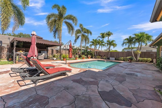 9125 NW 172nd Ter, Hialeah, FL 33018