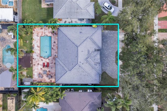 9125 NW 172nd Ter, Hialeah, FL 33018