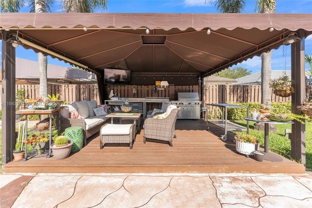 9125 NW 172nd Ter, Hialeah, FL 33018