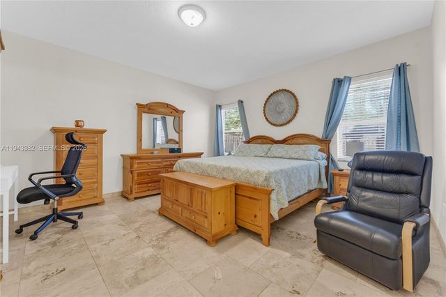 9125 NW 172nd Ter, Hialeah, FL 33018