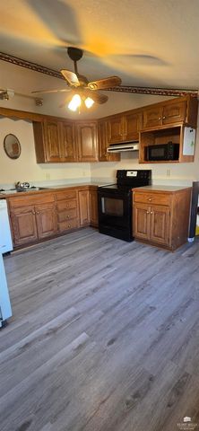 606 Oak Street, Wamego, KS 66547