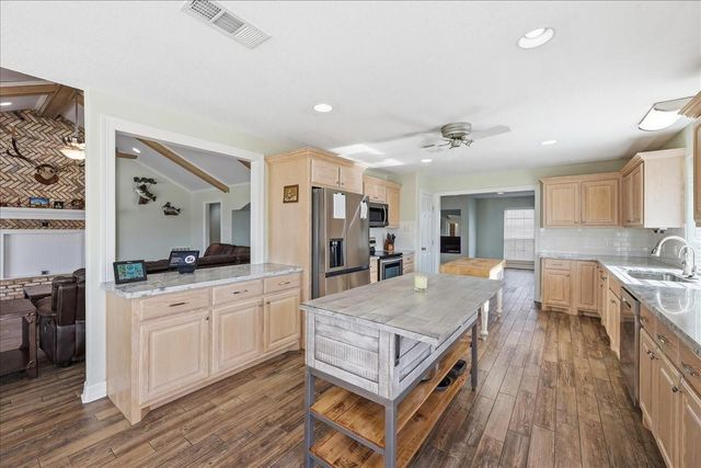 510 Country Lane, Bridge City, TX 77611