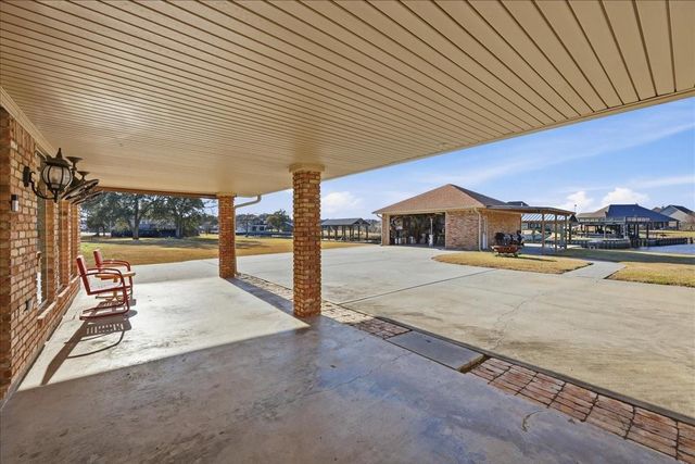 510 Country Lane, Bridge City, TX 77611