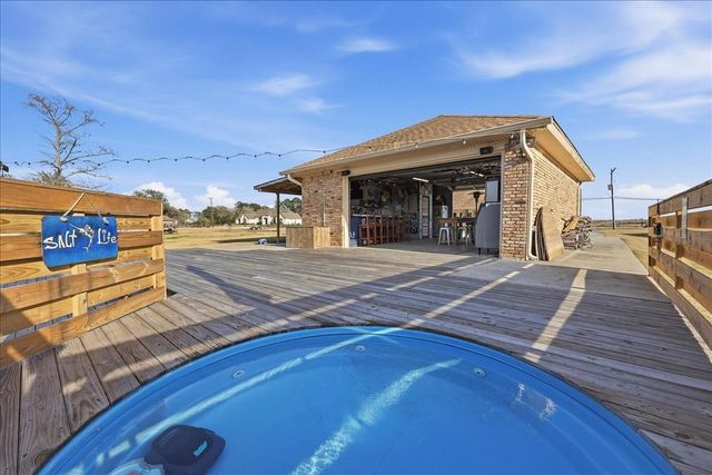 510 Country Lane, Bridge City, TX 77611