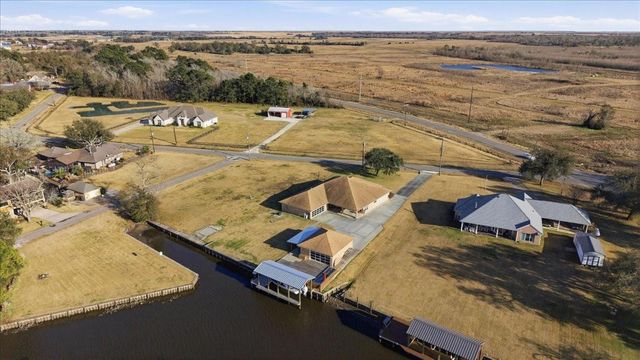 510 Country Lane, Bridge City, TX 77611