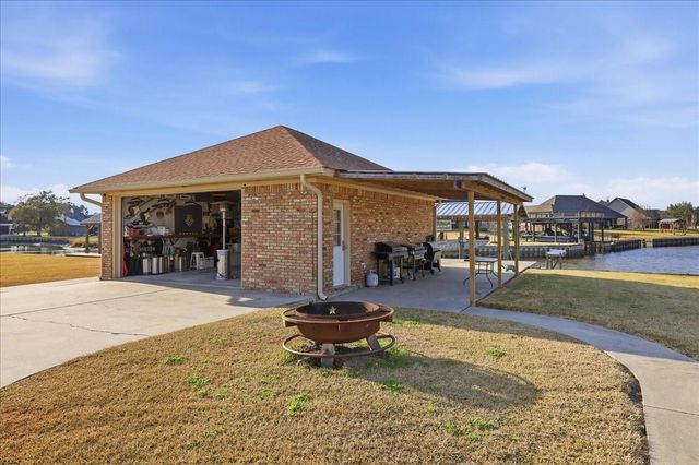 510 Country Lane, Bridge City, TX 77611