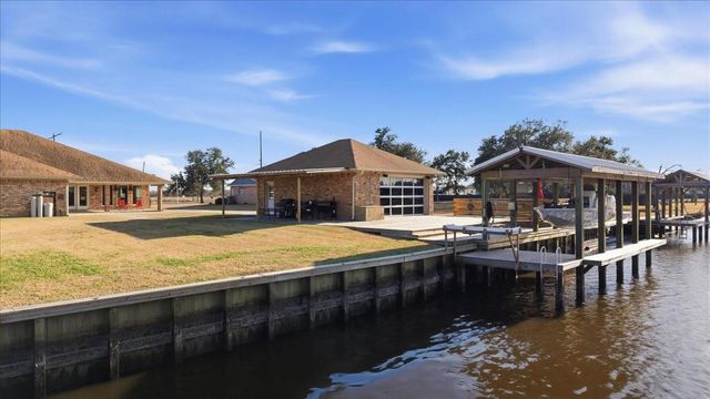 510 Country Lane, Bridge City, TX 77611