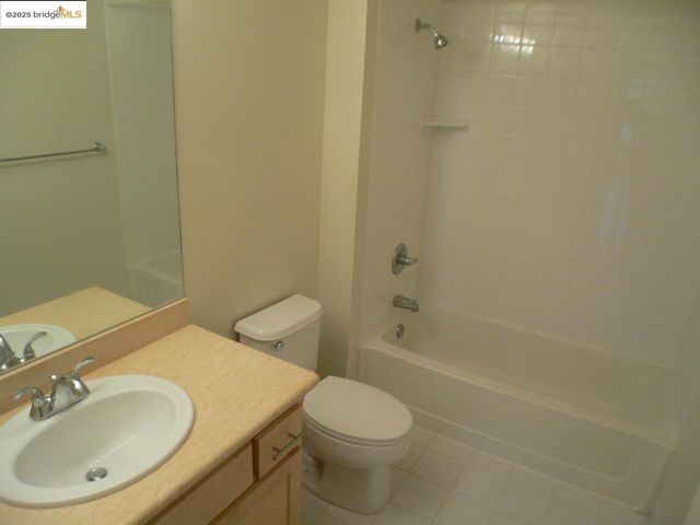 1 Lakeside 1006, Oakland, CA 94612