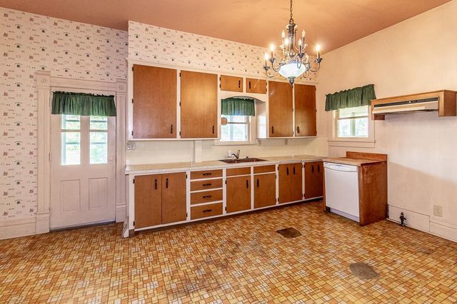 211 E WOLF RIVER AVENUE, New London, WI 54961