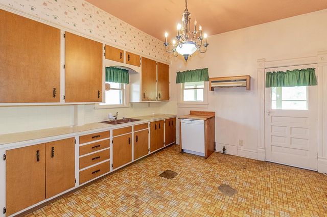 211 E WOLF RIVER AVENUE, New London, WI 54961