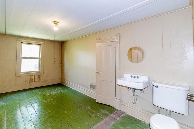 211 E WOLF RIVER AVENUE, New London, WI 54961