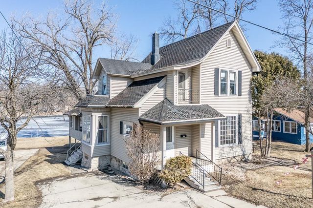 211 E WOLF RIVER AVENUE, New London, WI 54961