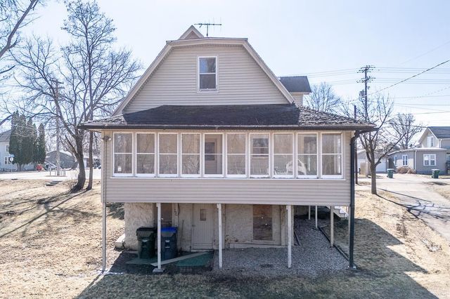 211 E WOLF RIVER AVENUE, New London, WI 54961