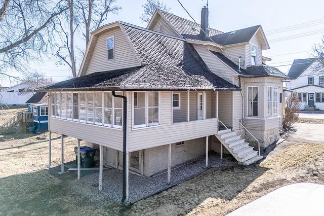 211 E WOLF RIVER AVENUE, New London, WI 54961