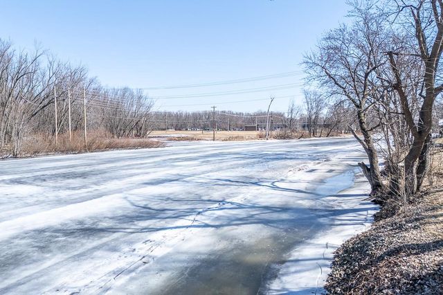 211 E WOLF RIVER AVENUE, New London, WI 54961