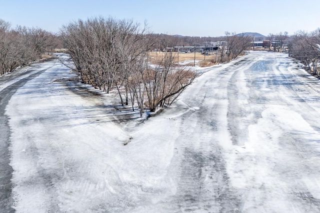 211 E WOLF RIVER AVENUE, New London, WI 54961