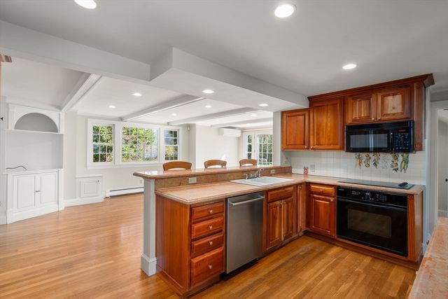 22 Lafayette Cir, Wellesley, MA 02482