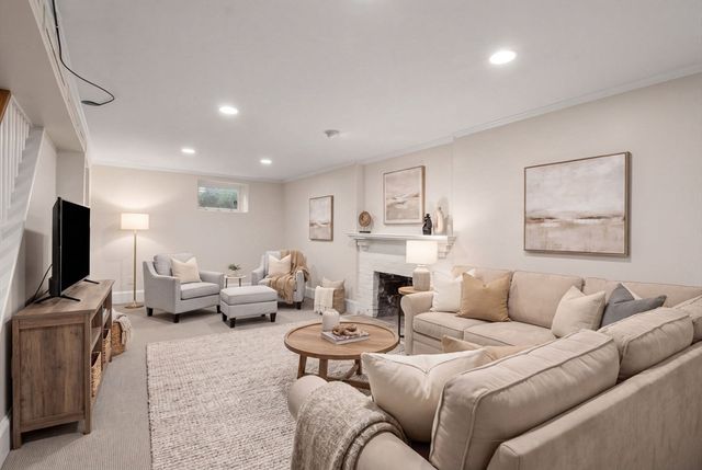 22 Lafayette Cir, Wellesley, MA 02482