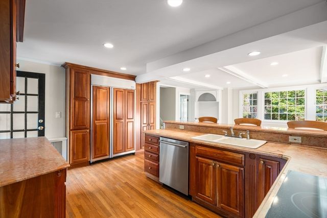 22 Lafayette Cir, Wellesley, MA 02482