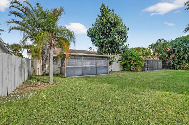 2 Cambridge Place, Boynton Beach, FL 33426