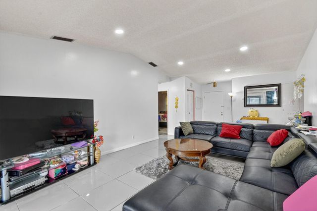 2 Cambridge Place, Boynton Beach, FL 33426