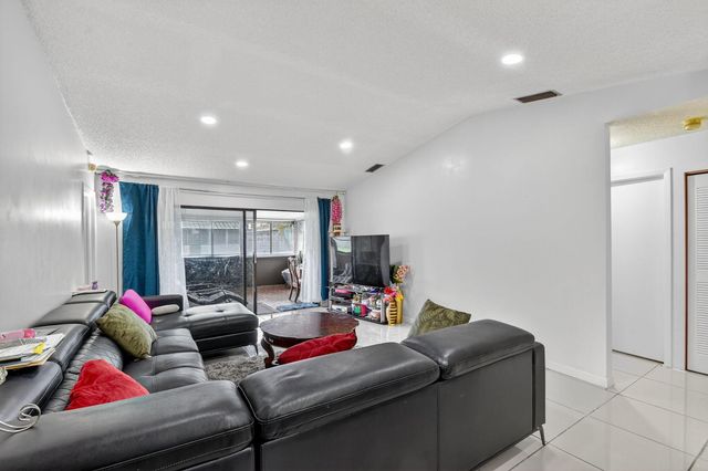 2 Cambridge Place, Boynton Beach, FL 33426