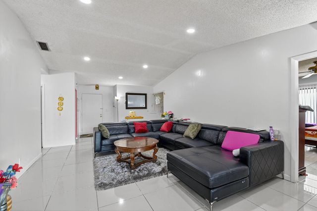 2 Cambridge Place, Boynton Beach, FL 33426